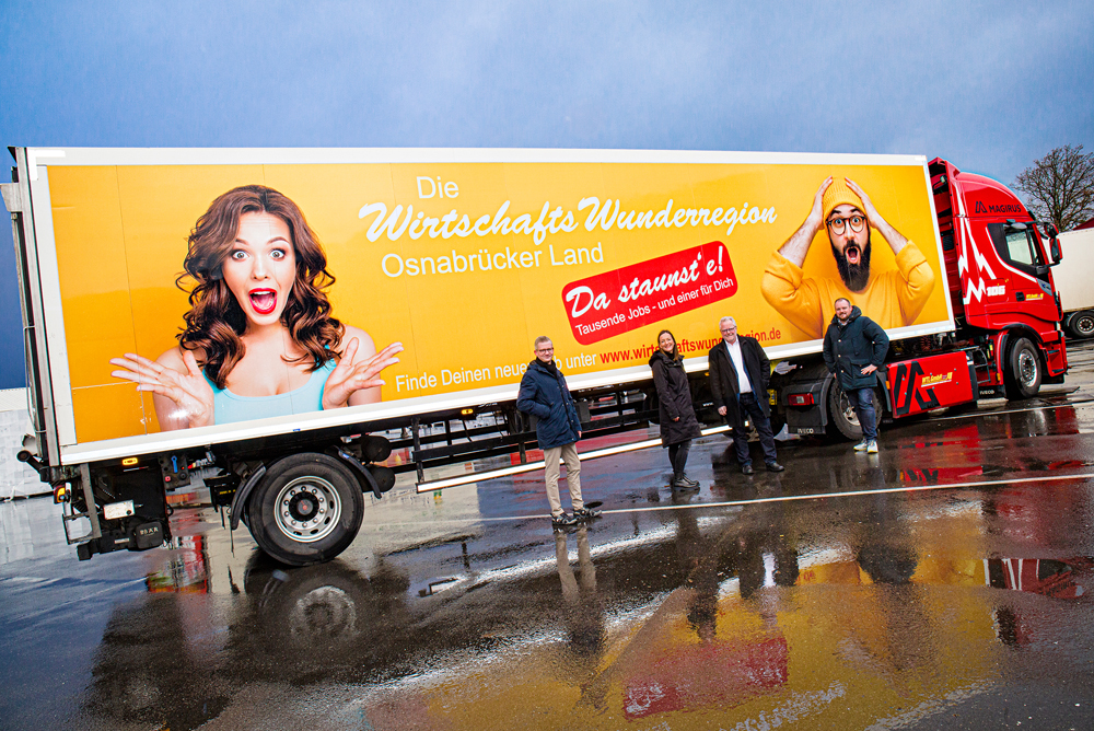 Fachkräftebüro der WIGOS wirbt mit Waldbach-LKW-Trailer für berufliche Perspektiven im Landkreis