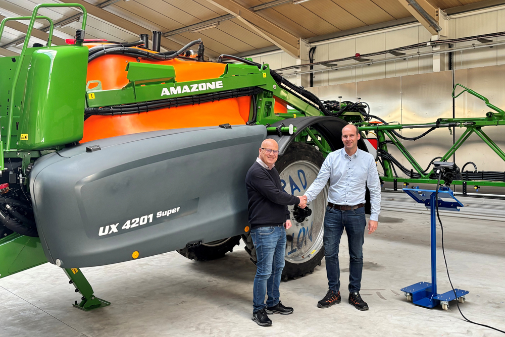 Niedersachsenpark-Geschäftsführer Uwe Schumacher begrüßt Standortleiter Andreas Tönnies in der neuen Gewerbehalle