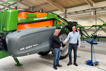 Niedersachsenpark-Geschäftsführer Uwe Schumacher begrüßt Standortleiter Andreas Tönnies in der neuen Gewerbehalle