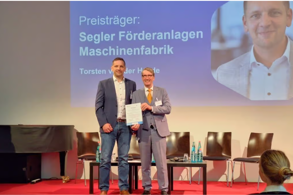 Pressebild der Preisverleihung in Leipzig, auf dem Vertreter der Firma Segler und des verleihenden Servicezentrums zu sehen sind.