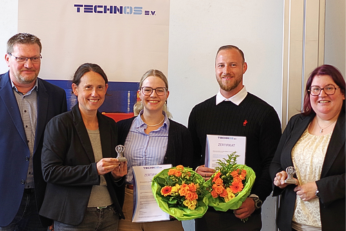 Die Preisträger*innen mit ihren Betreuerinnen und dem TECHNOS-Vorstand: v.l. Dietmar Kolbeck, Prof. Dr.-Ing. Svea Petersen, Josephine Liebal, Niklas Veltmann und Prof. Dr.-Ing. Katrin Jahns (Foto: Hochschule Osnabrück).