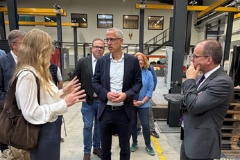 Niedersachsens Wirtschaftsminister besucht Rawie im Niedersachsenpark