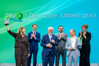 Deutscher Umweltpreis 2026 in Aachen: (vorne von links) als Preisträgerin die Hamburger Umweltjuristin Dr. Roda Verheyen, Bundespräsident Frank Walter Steinmeier und Preisträger Membranfilter-Ingenieur Dr. Klaus Vossenkaul; zudem (hinten von links) der DBU-Kuratoriumsvorsitzende Prof. Dr. Kai Niebert, DBU-Generalsekretär Alexander Bonde sowie NRW-Vize-Ministerpräsidentin Mona Neubaur.