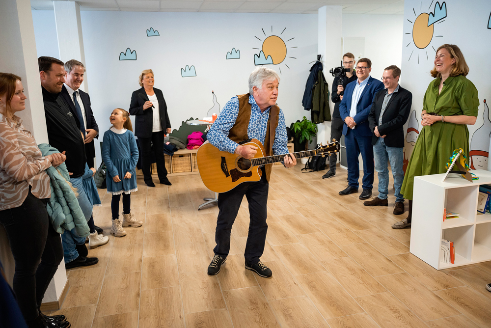 Große und kleine Hüttenzwerge singen mit Rolf Zuckowski