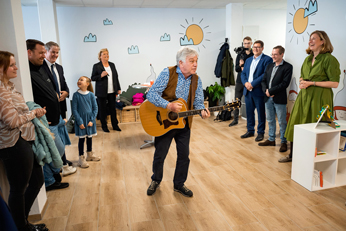 Große und kleine Hüttenzwerge singen mit Rolf Zuckowski