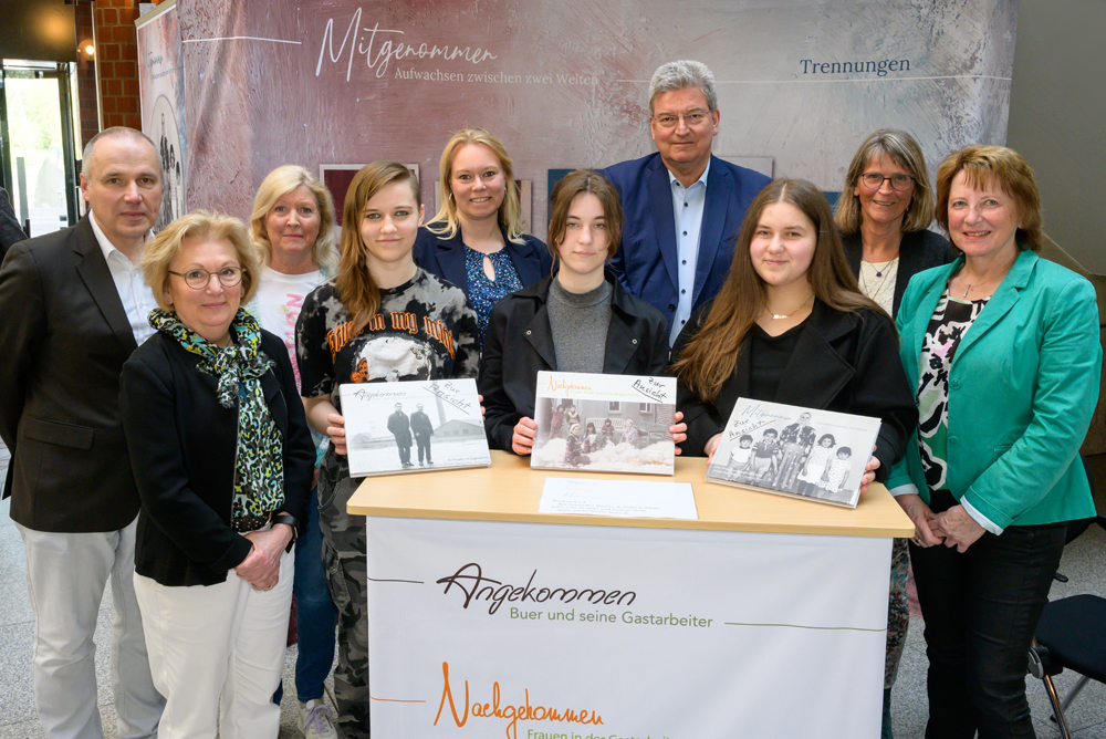 „Mitgenommen“: Ausstellung im Kreishaus befasst sich mit der Geschichte von Gastarbeiterkindern