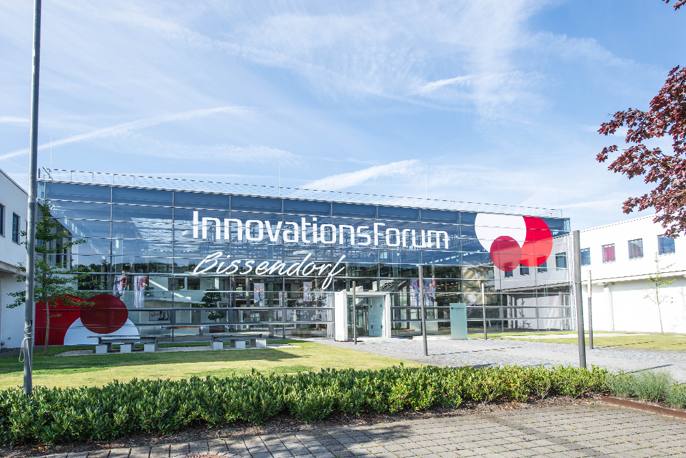 Das großzügige, helle Foyer führt zur repräsentativen Ausstellungsfläche von über 1.600 Quadratmetern inkl. Bistrobereich