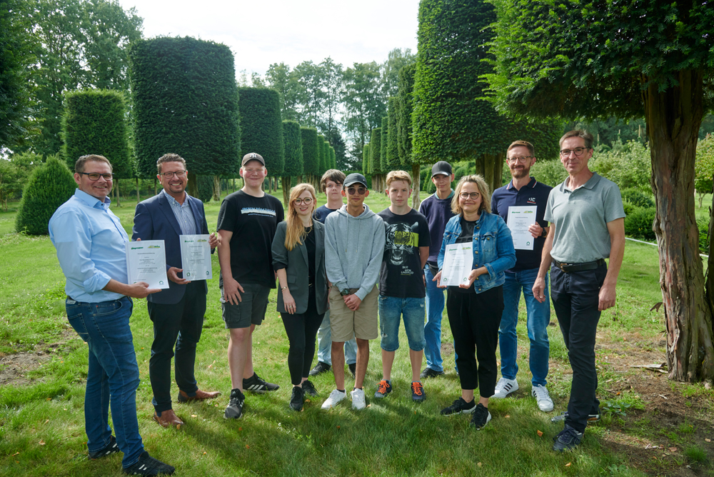 Jugendliche gehen auf Tuchfühlung mit heimischen Sträuchern