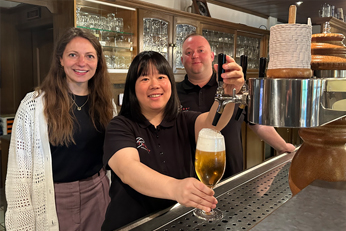 Junge Chinesin macht im Gasthaus Beinker eine Ausbildung / Vermittlung durch das WIGOS-Fachkräftebüro