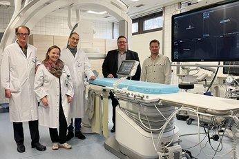 Unter der Leitung von Prof. Dr. med. Christoph A. Stückle freut sich das Team der Abteilung gemeinsam mit Krankenhausdirektor Carsten Oberpenning über die Inbetriebnahme einer biplanaren Angio-Anlage der neuesten Generation.
