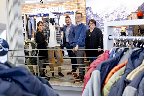 Junge Syrerin fand mit Unterstützung der MaßArbeit eine Ausbildungsstelle im Modehaus in Bohmte