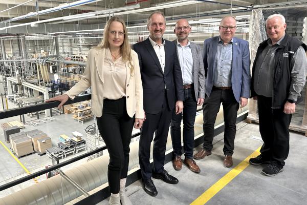 Landrätin und WIGOS besuchten Häcker Küchen