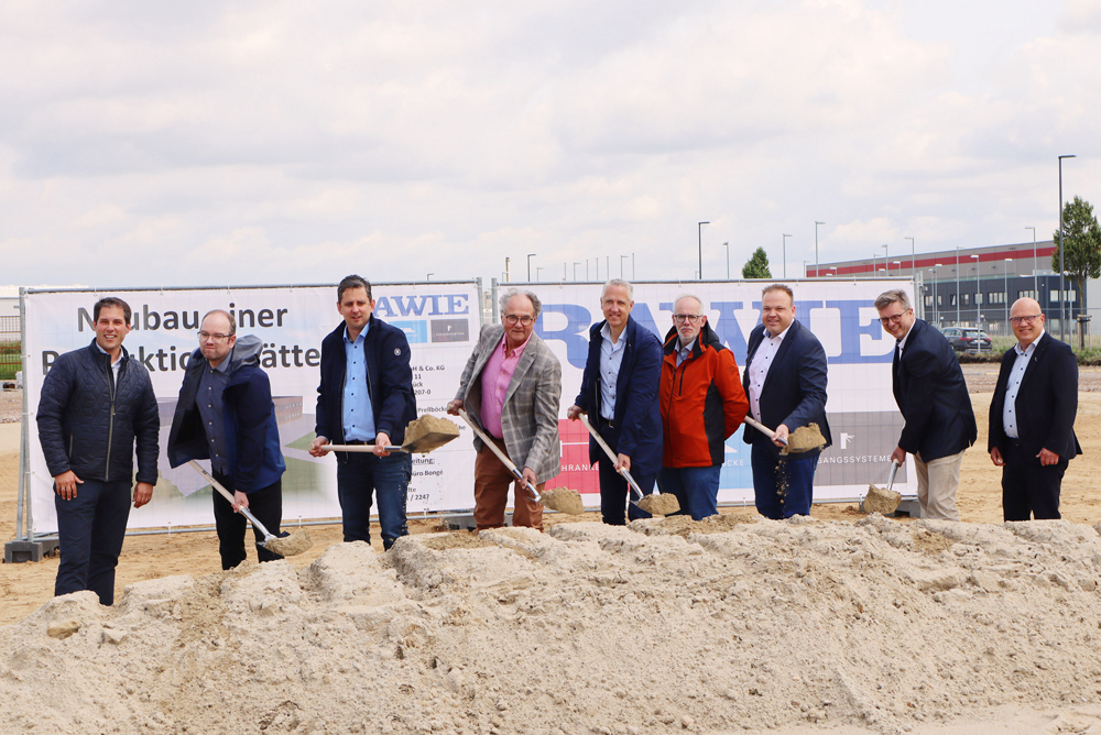 Gruppenfoto: Erster Spatenstich für das neue Gebäude von Rawie mit (von links) Matthias Meyer (Niedersachsenpark), Markus Dettmer, Markus Böhne (beide Rawie), Klaus Hellmann, Markus Gehle (Geschäftsführer Rawie), Architekt Volker Bongé, Christian Scholüke (Bürgermeister Rieste) und Michael Wernke (Samtgemeindebürgermeister Bersenbrück) sowie Uwe Schumacher (Niedersachsenparkgeschäftsführer).