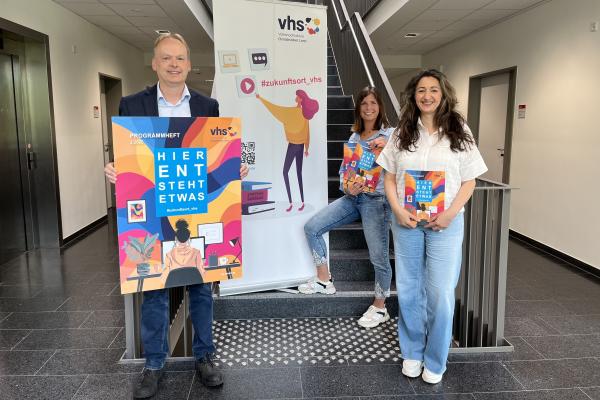 Die vhs stellt ihr Programmheft vor.