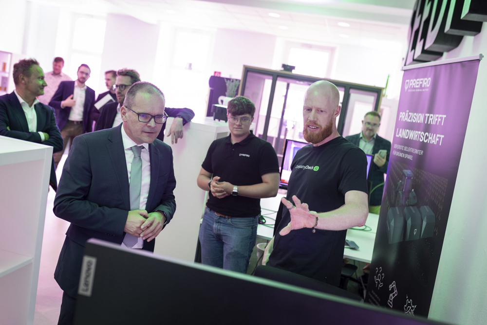Niedersachsens Wirtschaftsminister Grant Hendrik Tonne zeigte vor Ort im Seedhouse großes Interesse an den geförderten Startups.