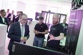Niedersachsens Wirtschaftsminister Grant Hendrik Tonne zeigte vor Ort im Seedhouse großes Interesse an den geförderten Startups.