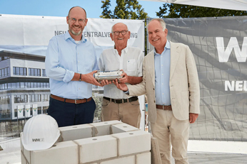 Die Inhaberfamilie platziert traditonell eine Zeitkapsel im Mauerwerk.