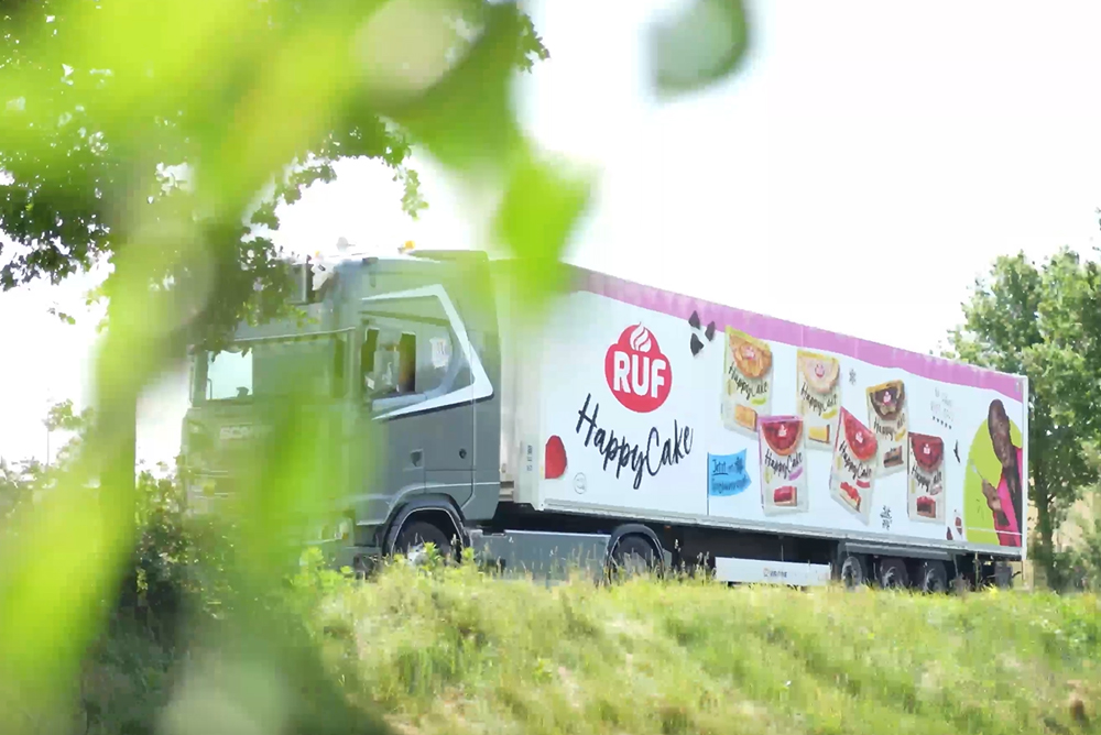 LKW mit Werbung der RUF-Gruppe