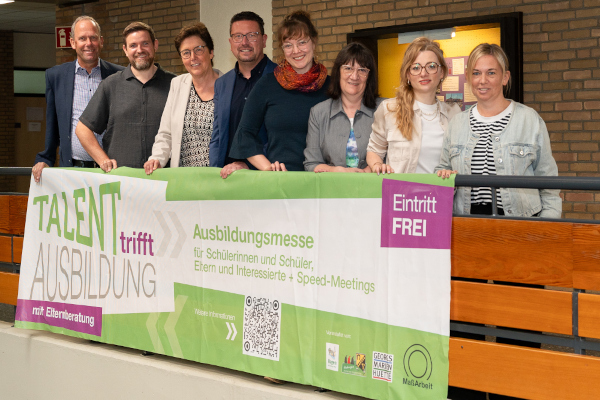 Gruppenbild mit Banner "Talent trifft Ausbildung"