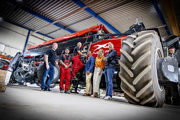 Gruppenbild vor einer High-Tech-Landmaschine