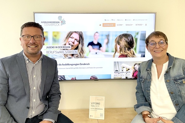 Lars Hellmers und Susanne Steininger freuen sich über den Erfolg der Internet-Plattform der Ausbildungsregion.