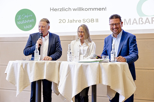Moderator, Landrätin und MaßArbeit-Vorstand beim Jubiläum