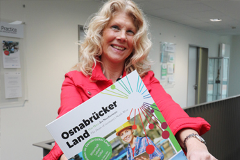 Andenken: Ein Exemplar der Broschüre „Osnabrücker Land – Das Herz des Nordwestens“ behält Marketing-Assistenz Ursula Melo zur Erinnerung.