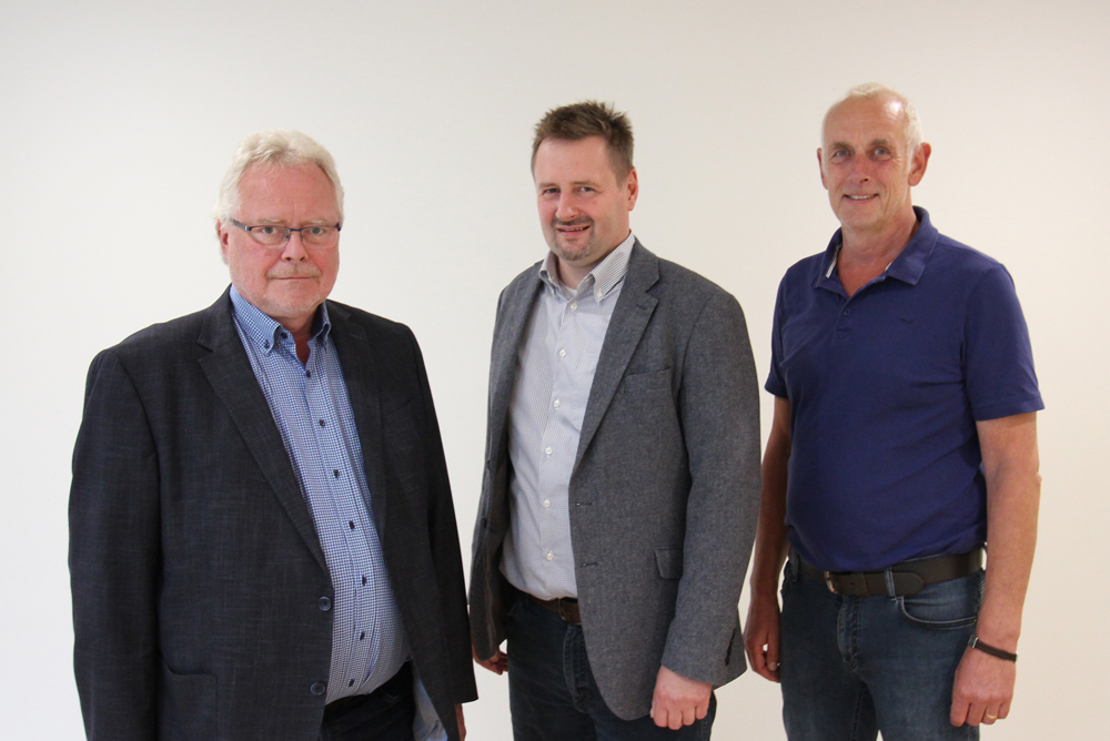 WIGOS-Geschäftsführer Siegfried Averhage (li.) und Thomas Serries, Lei-ter des UnternehmensService (re.) begrüßten Axel Kolhosser im Team der WIGOS.