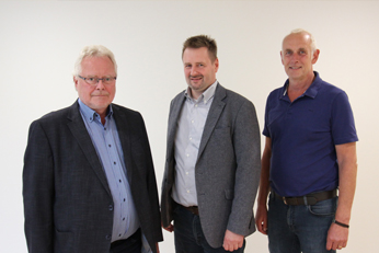 WIGOS-Geschäftsführer Siegfried Averhage (li.) und Thomas Serries, Lei-ter des UnternehmensService (re.) begrüßten Axel Kolhosser im Team der WIGOS.